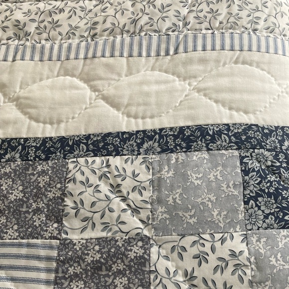 Floral Patchwork Quilt 84x84 - Picture 3 of 5